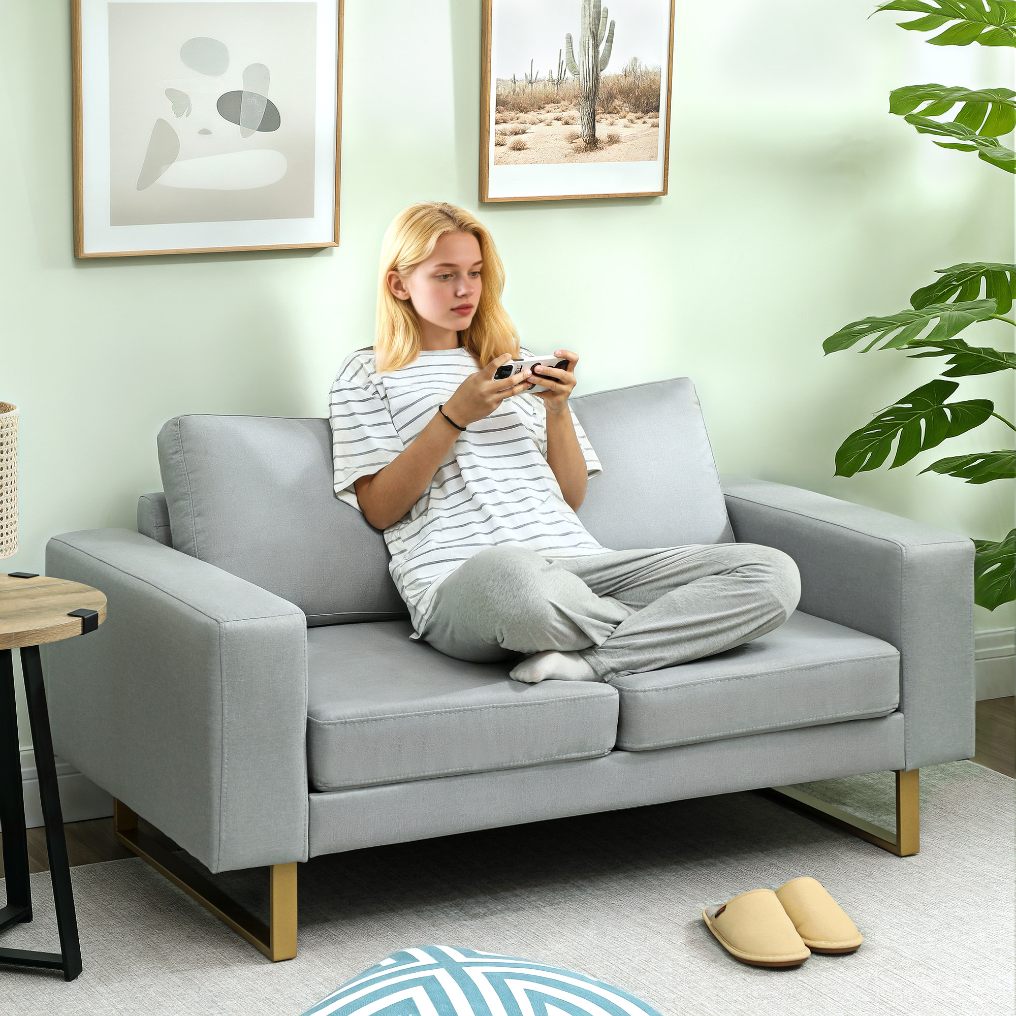 2-Sitzer-Sofa, Couch mit Vollholzrahmen, Metallbeine, schlichtes Design, Hellgrau