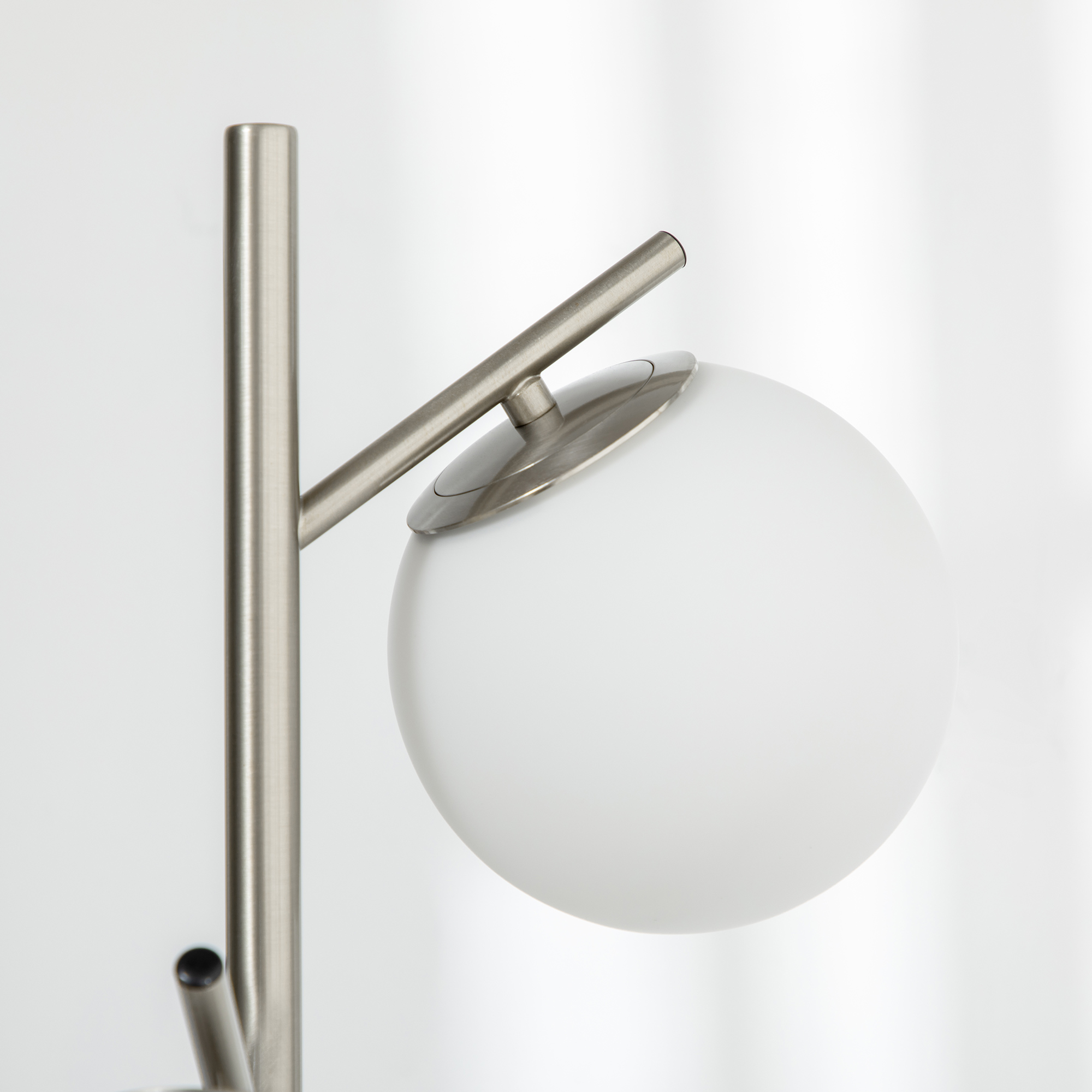 Stehlampe mit 3 Lampenschirmen aus Glas, E 27, Fußschalter, Silber + Weiß
