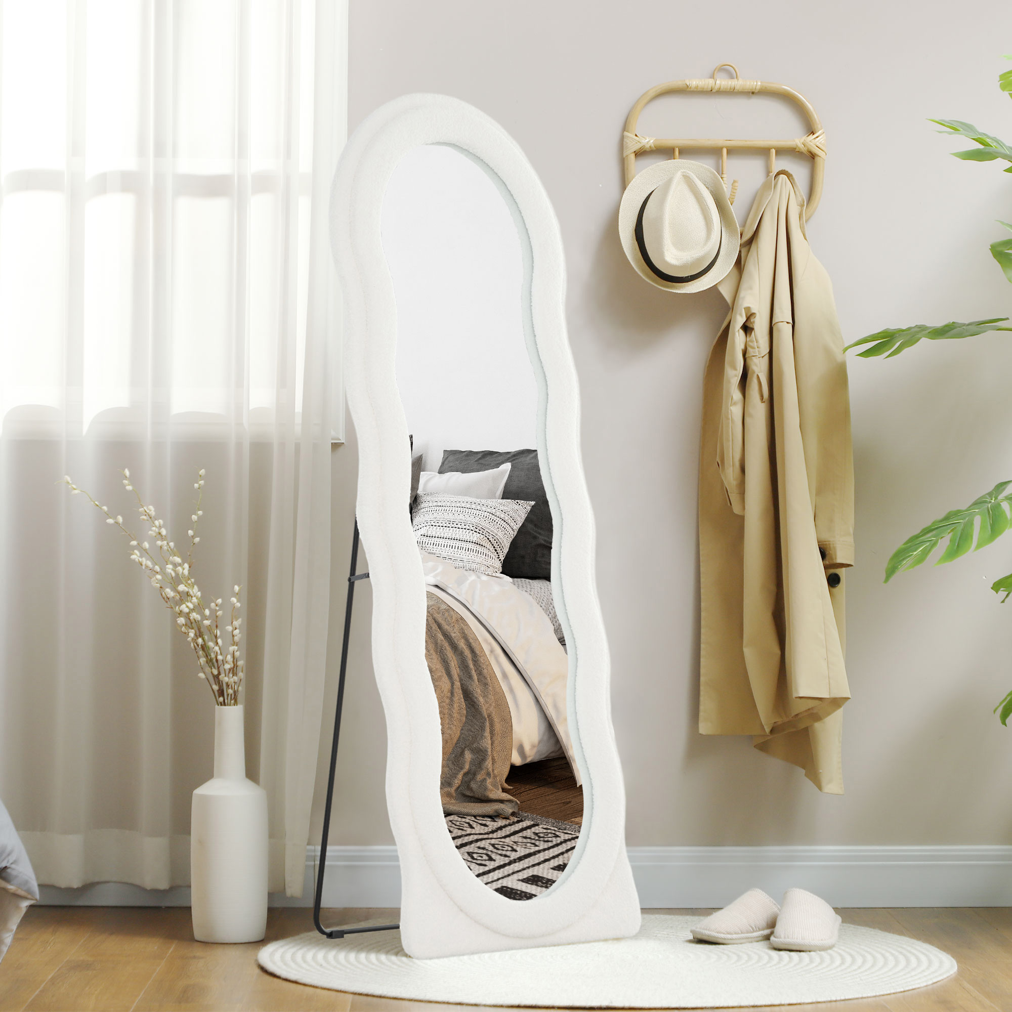 Ganzkörperspiegel 160 x 60 cm Gewölbter Standspiegel mit Wellendesign Bruchsichere Glas Weiß