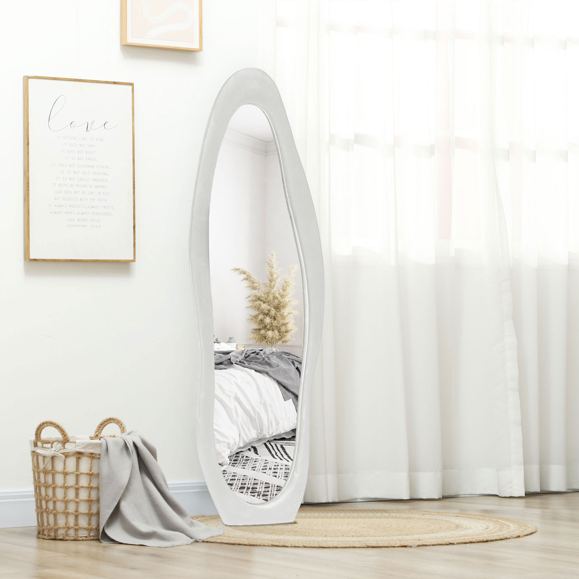 Ganzkörperspiegel, wellige Form, 160 x 50 cm, freistehend, samtartiger Rahmenbezug, Schlafzimmer, Wohnzimmer, Weiß