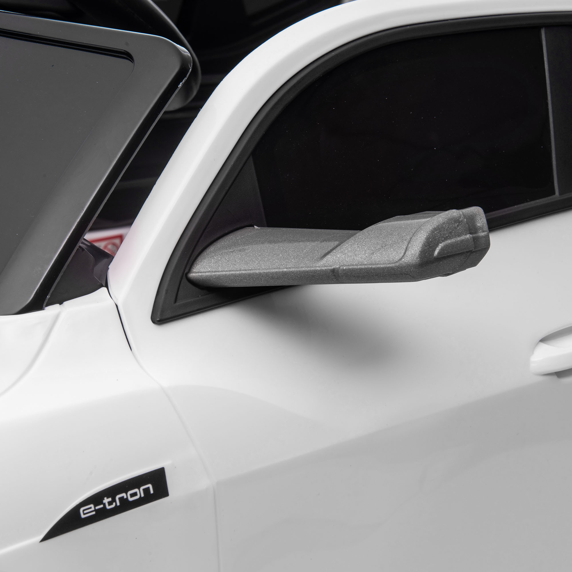 Kinderfahrzeug Audi E-tron Elektroauto mit Fernbedienung, Sicherheitsgurt, Musik (MP3/USB/TF), Kinderfahrzeug für Kinder 3-5 Jahre, 3-5 km/h, Weiß