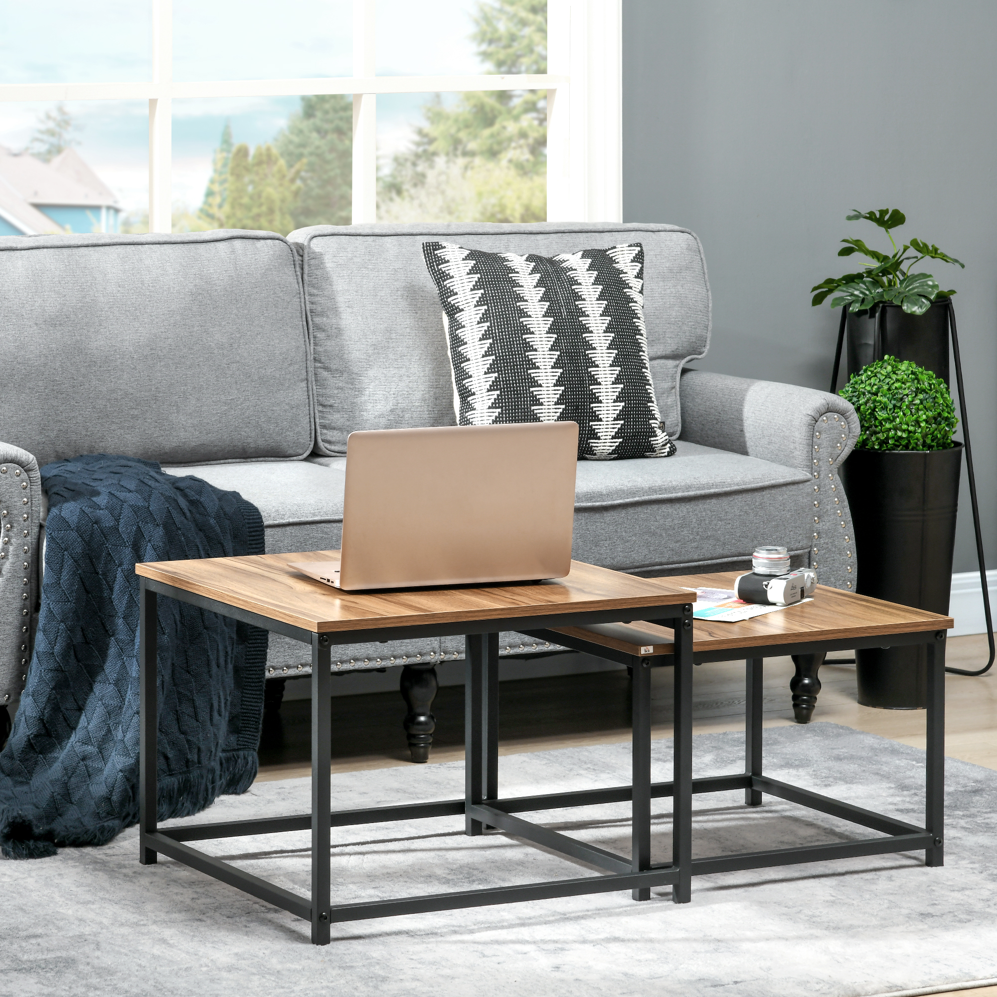 Satztisch-Set aus 2 Beistelltischen, Industrial Design, schwarzer Stahlrahmen, Tischplatte in Holzoptik