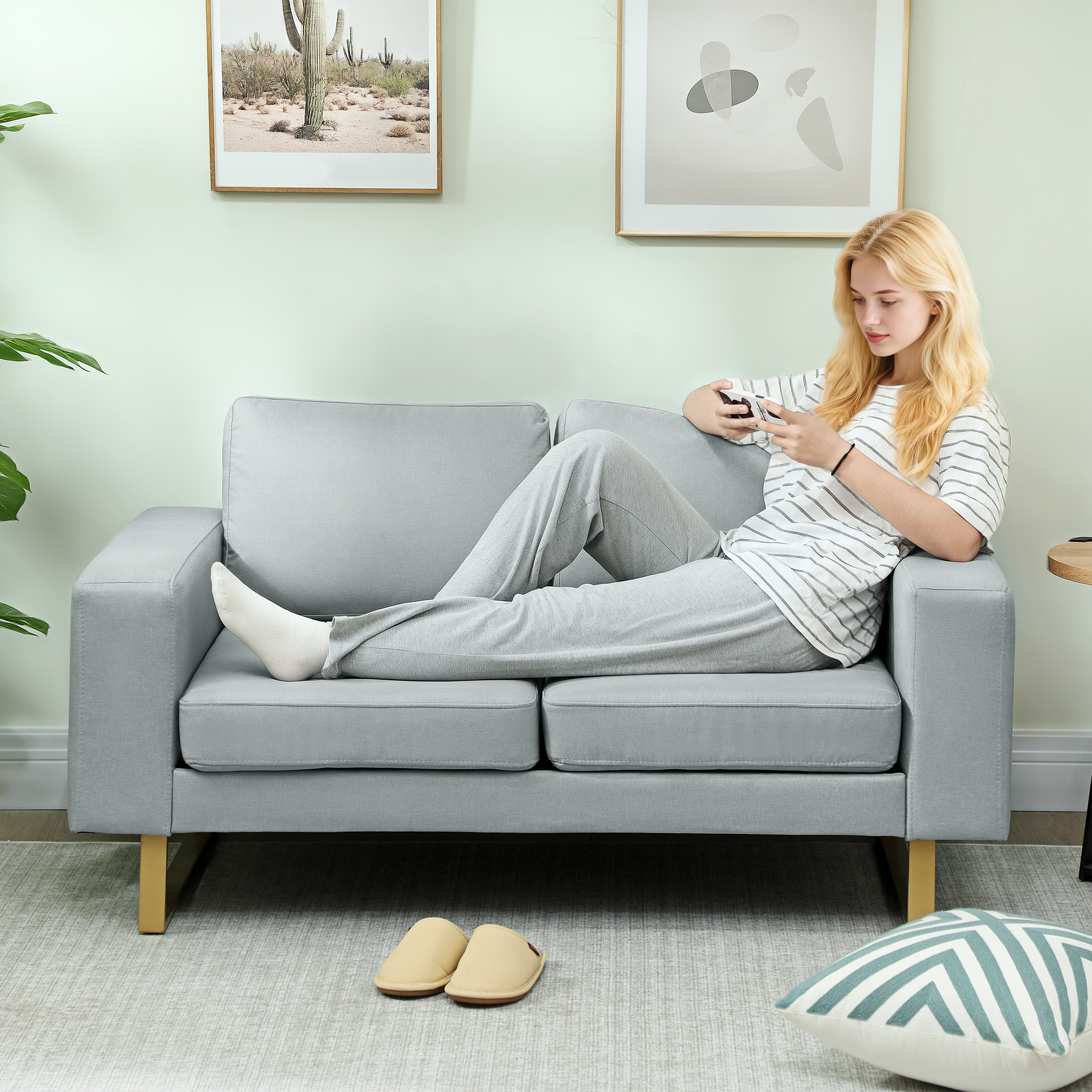 2-Sitzer-Sofa, Couch mit Vollholzrahmen, Metallbeine, schlichtes Design, Hellgrau