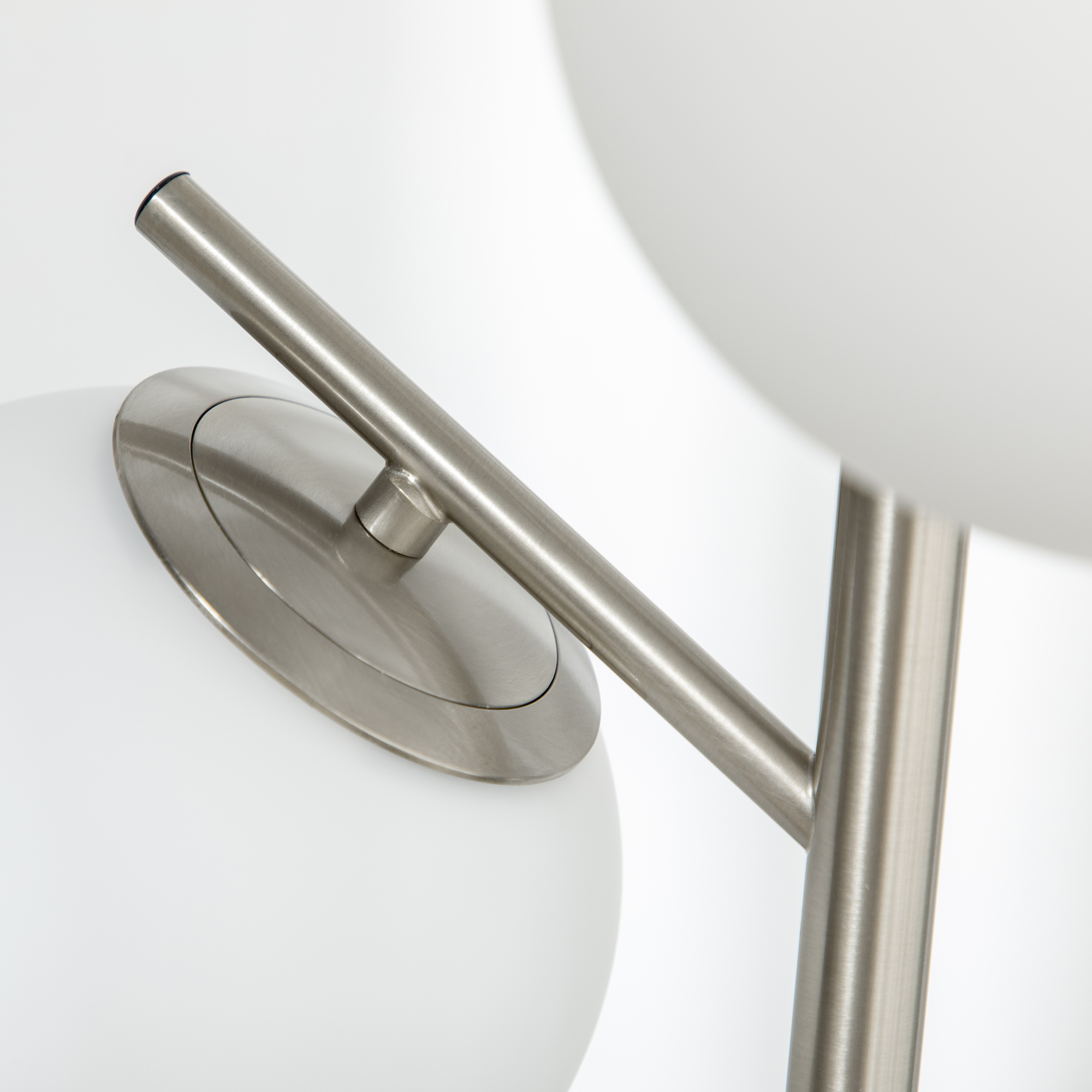 Stehlampe mit 3 Lampenschirmen aus Glas, E 27, Fußschalter, Silber + Weiß
