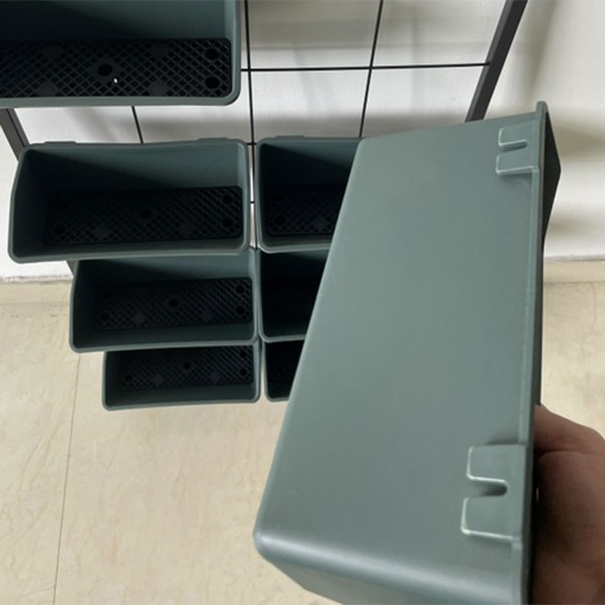 Pflanzentreppe Blumentreppe  8 Pflanzkästen, stapelbar, wetterbeständig, 52,5 x 14 x 90 cm, Grau + Schwarz