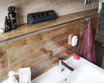 4-fach Steckdosenblock + 2x USB, schwarz, 250V~/ 16A, Aufbaumontage, USB 3,1A