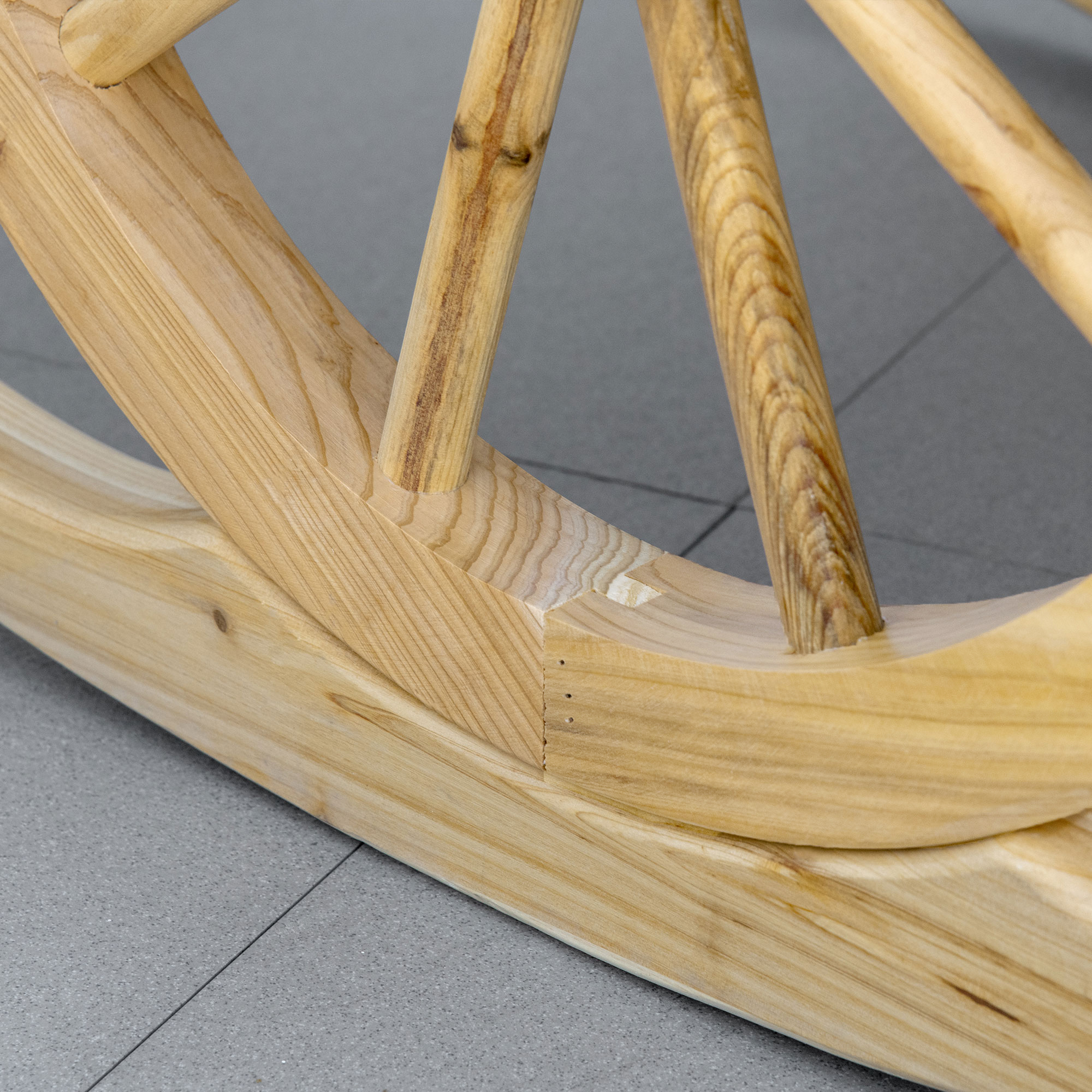 Rustikaler Schaukelstuhl, Gartenstuhl, Wagenrad-Design, wetterfest, Tannenholz, 68 x 88 x 92 cm