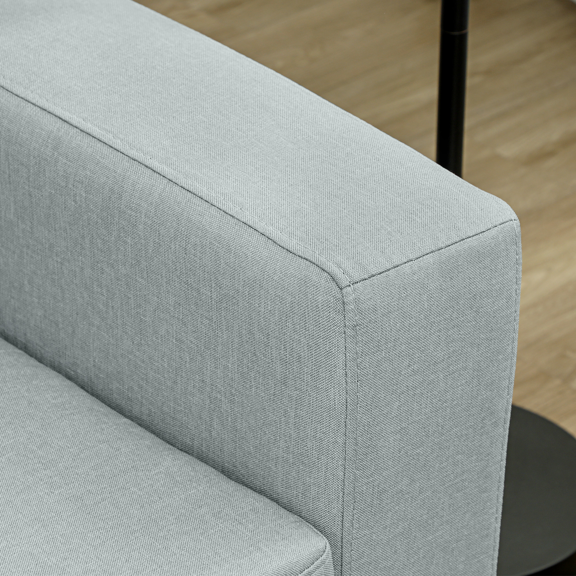 2-Sitzer-Sofa, Couch mit Vollholzrahmen, Metallbeine, schlichtes Design, Hellgrau