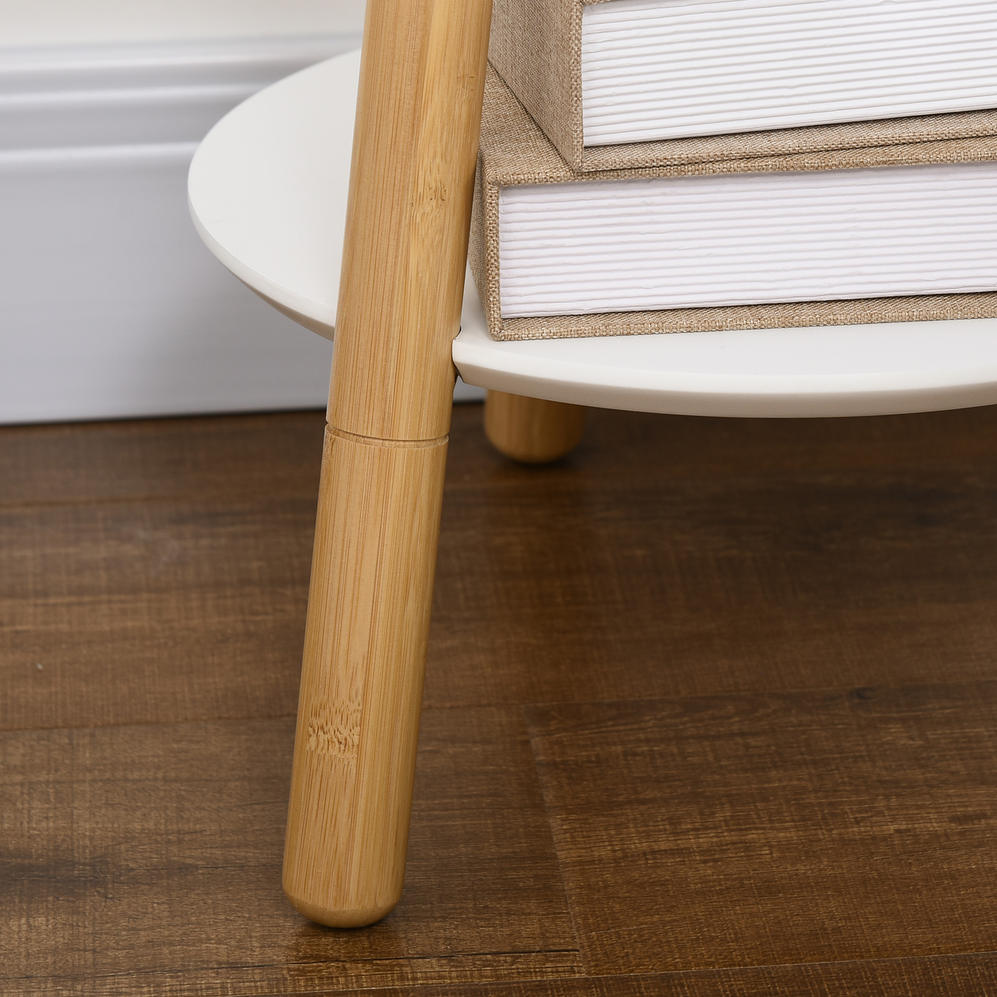 Garderobenständer mit Beistelltisch im Skandi-Design, 5 Kleiderhaken, 39, 5 cm x 39,5 cm x 171 cm, Natur + Weiß