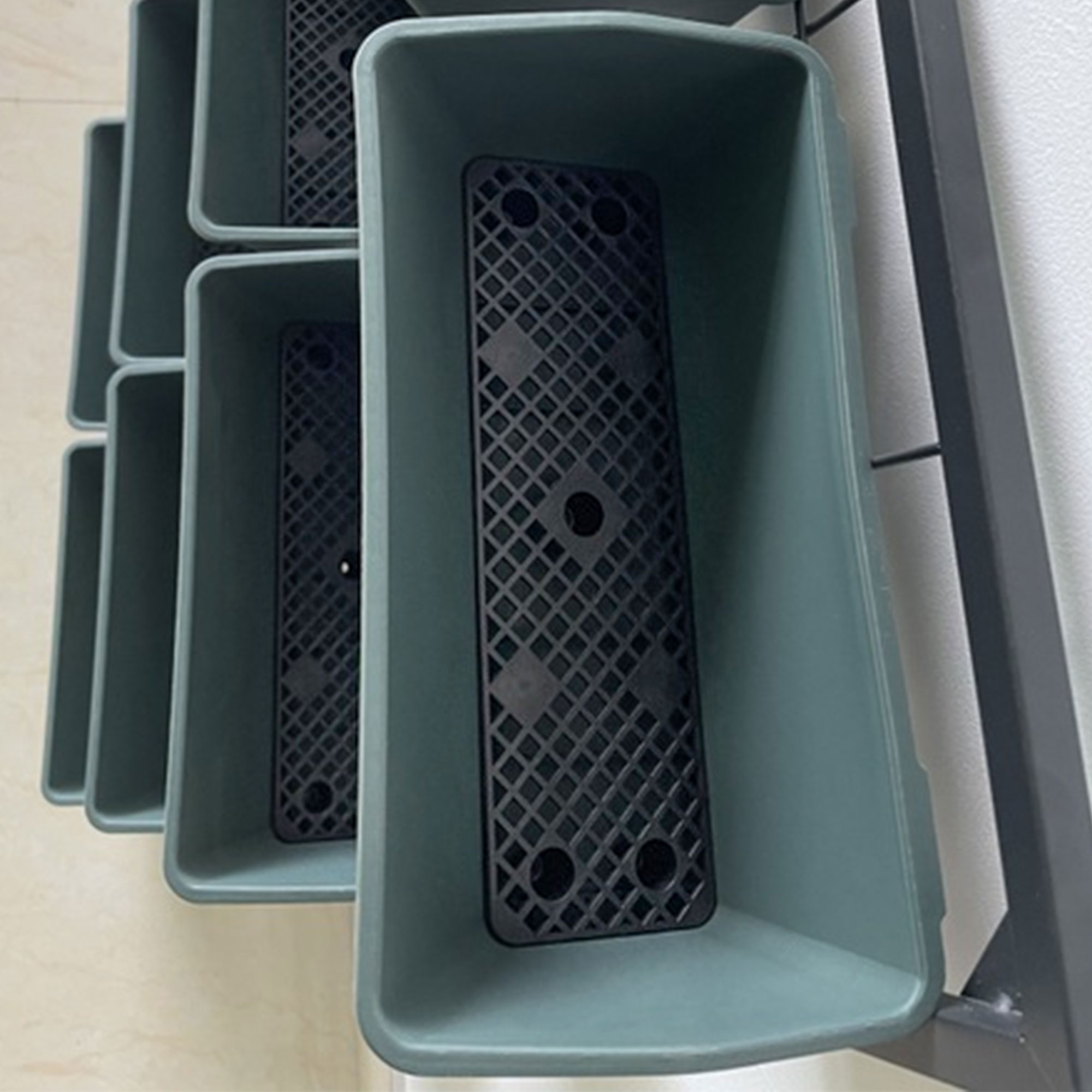 Pflanzentreppe Blumentreppe  8 Pflanzkästen, stapelbar, wetterbeständig, 52,5 x 14 x 90 cm, Grau + Schwarz