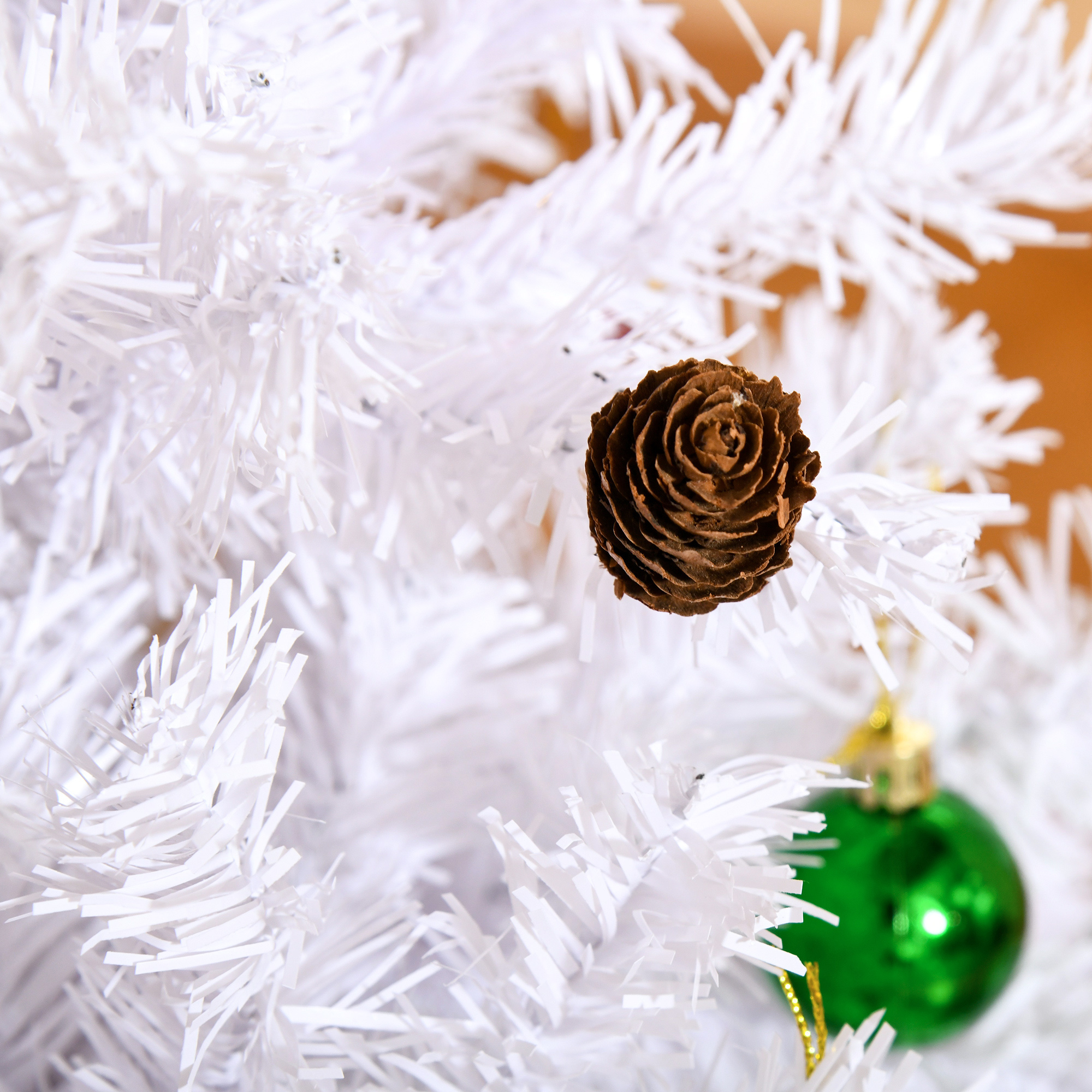 Weihnachtsbaum 150 cm künstlich Tannenbaum mit Kugeln, Glocken, Trommeln, Geschenkboxen, Christbaum mit 680 Spitzen, 12 Tannenzapfen Weihnachtsdeko inkl, Metallständer für drinnen