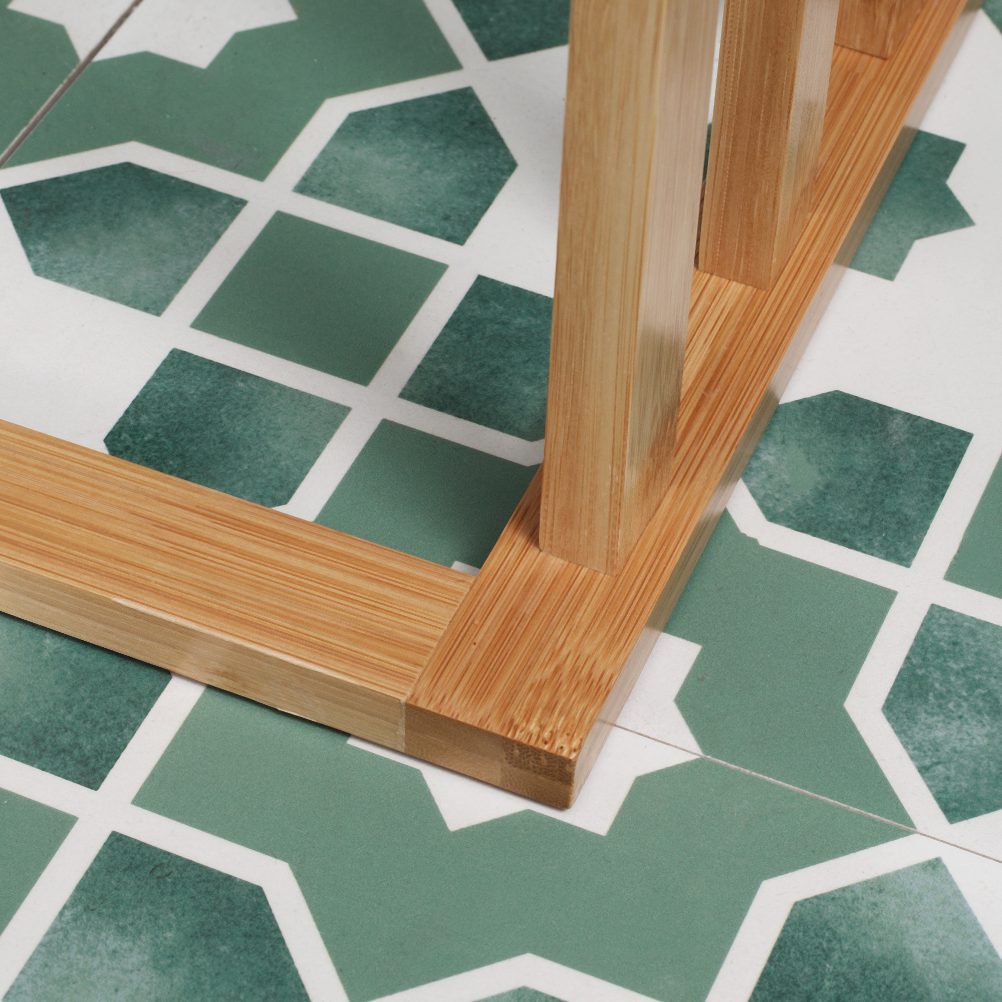 Handtuschständer aus Bambus. 3-teiliges Design, 3 Handtuchstangen 48 cm x 25,8 cm x 94 cm, Natur + Weiß