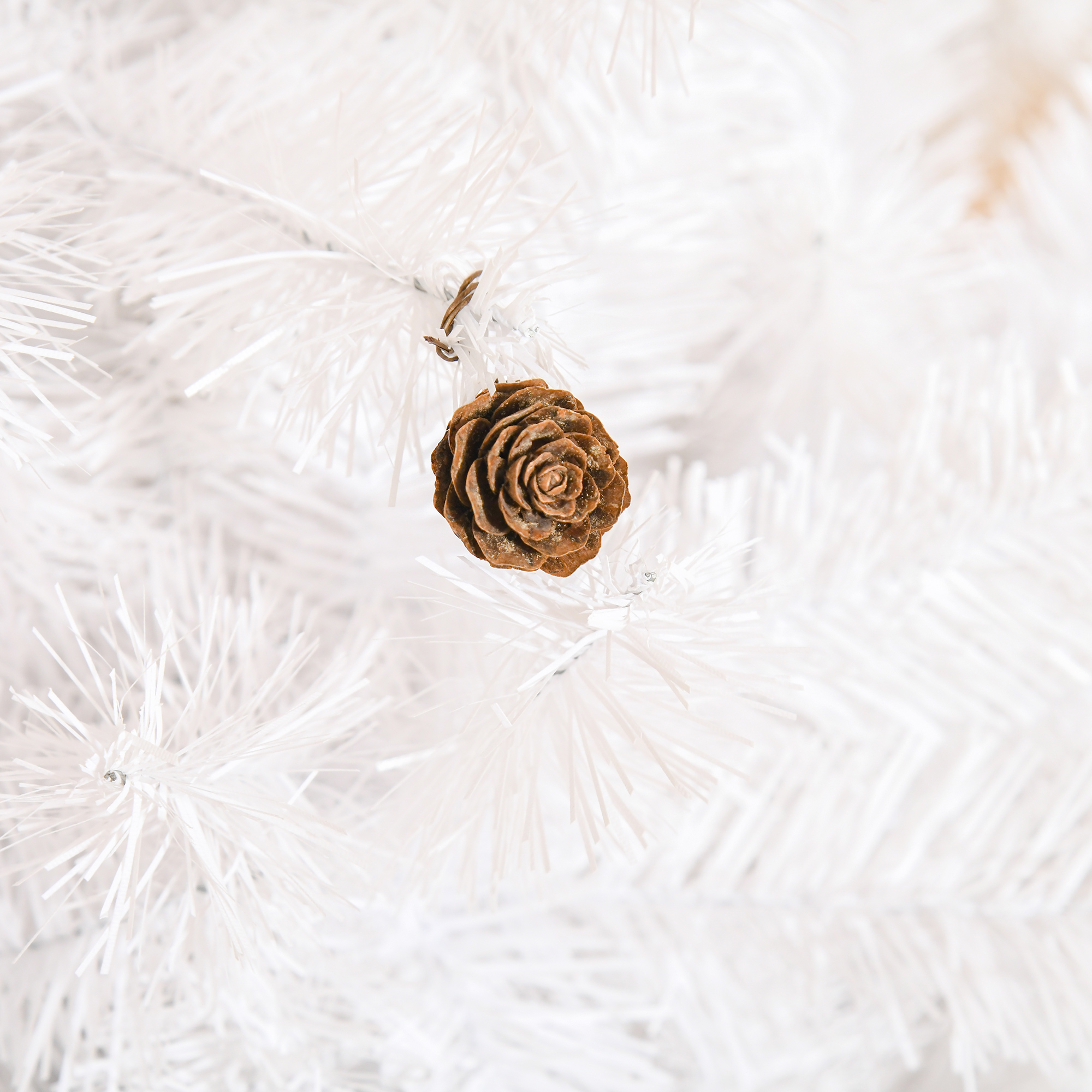 Weihnachtsbaum 180 cm künstlich Tannenbaum mit Kugeln, Glocken, Trommeln, Geschenkboxen, Christbaum mit 930 Spitzen, 12 Tannenzapfen Weihnachtsdeko inkl, Metallständer für drinnen
