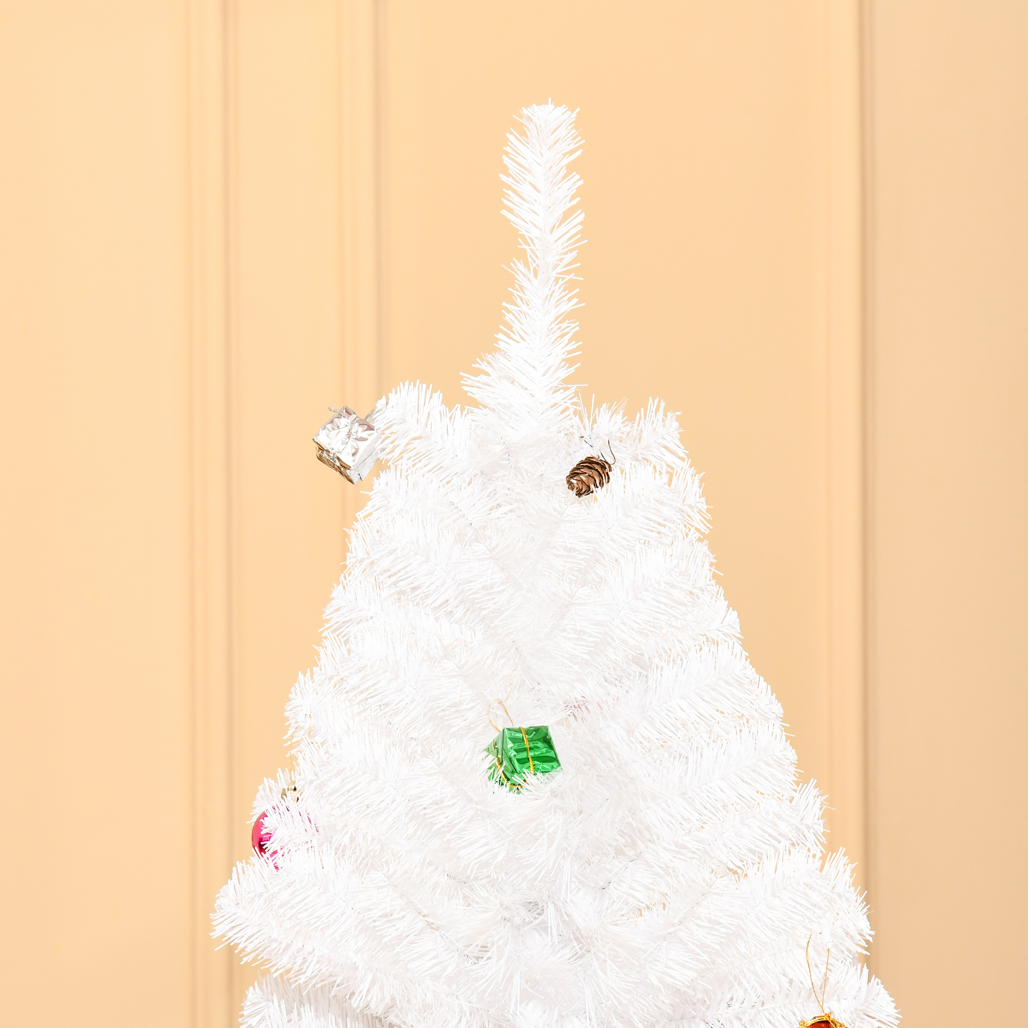 Weihnachtsbaum 180 cm künstlich Tannenbaum mit Kugeln, Glocken, Trommeln, Geschenkboxen, Christbaum mit 930 Spitzen, 12 Tannenzapfen Weihnachtsdeko inkl, Metallständer für drinnen