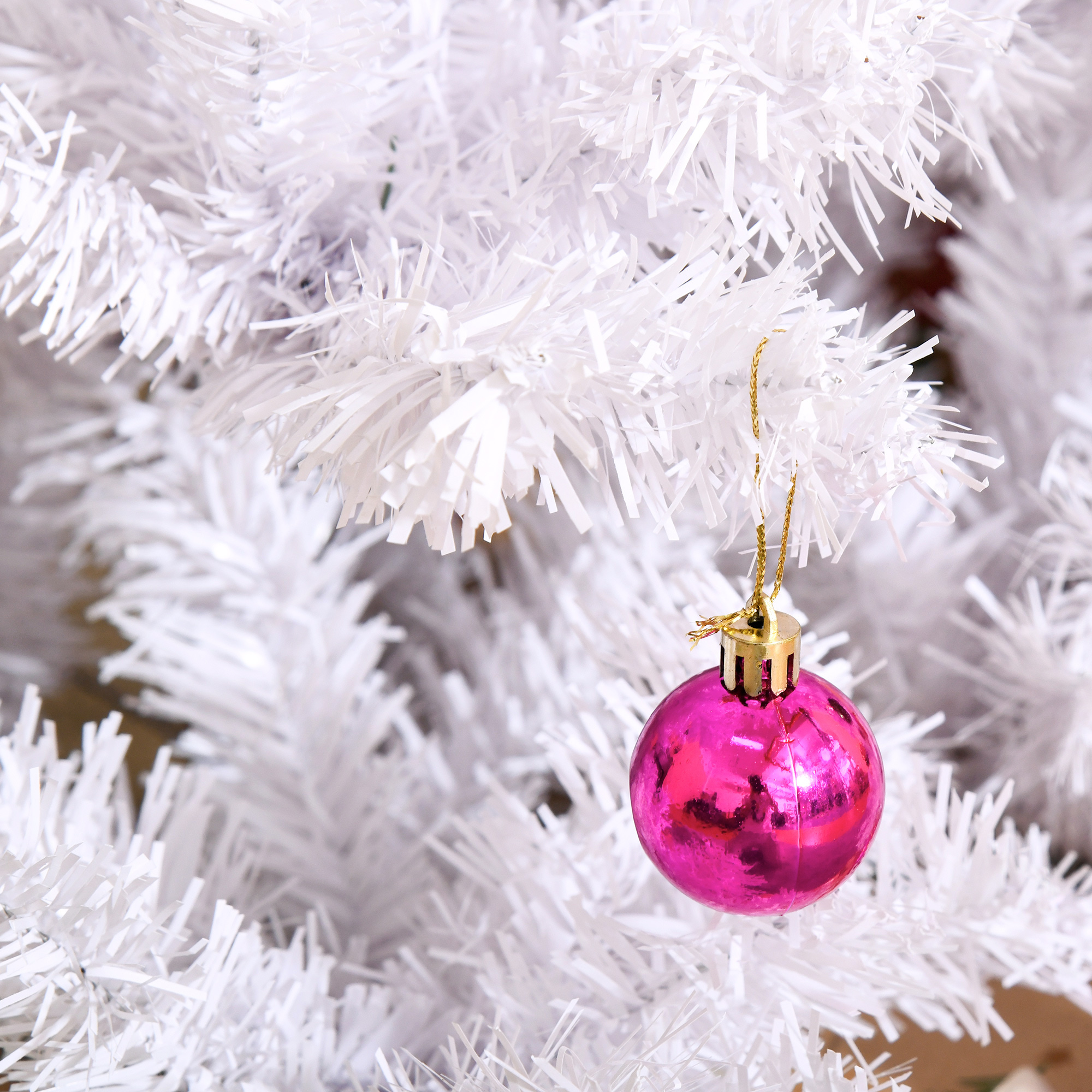Weihnachtsbaum 150 cm künstlich Tannenbaum mit Kugeln, Glocken, Trommeln, Geschenkboxen, Christbaum mit 680 Spitzen, 12 Tannenzapfen Weihnachtsdeko inkl, Metallständer für drinnen
