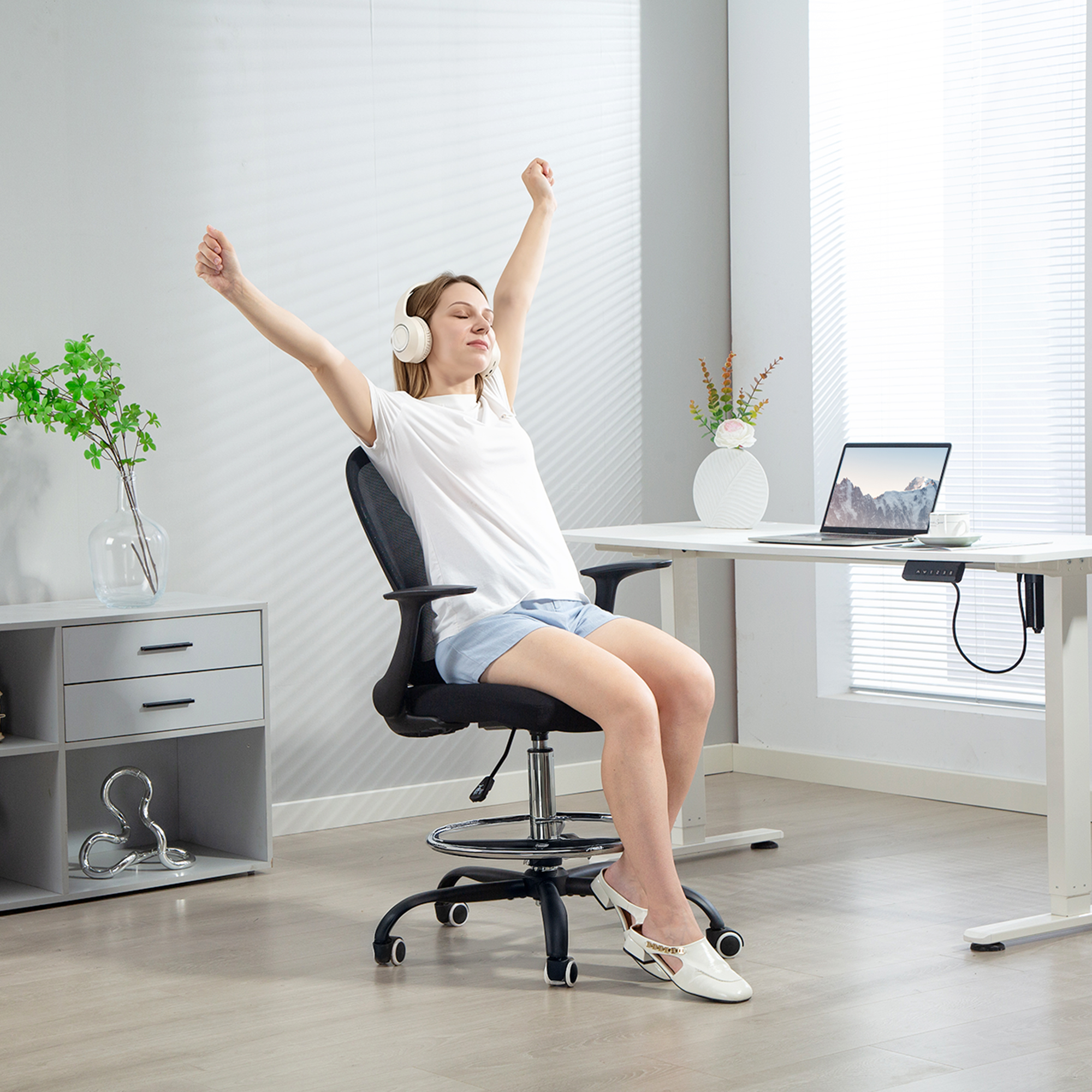 Bürostuhl höhenverstellbar Schreibtischstuhl mit verstellbarer Fußring, Lendenwirbelstütze, 62 x 59 x 119 cm, Schwarz